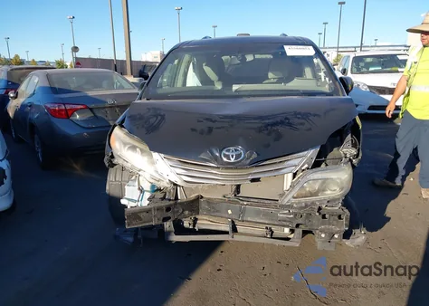 2015 Toyota Sienna Limited Premium 7 Passenger z USA, uszkodzony, nr VIN 5TDYK3DC4FS678288